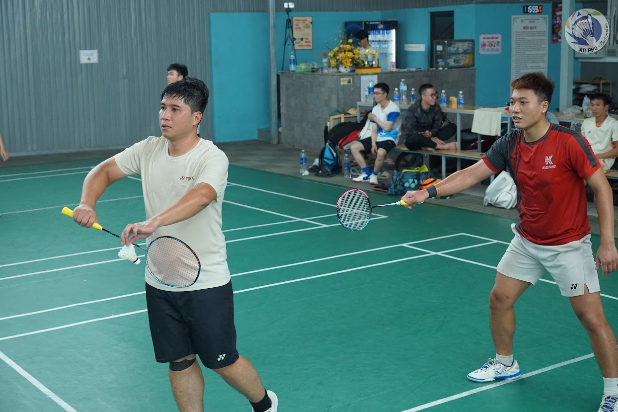 Kỹ Thuật Phát Cầu Trái Tay