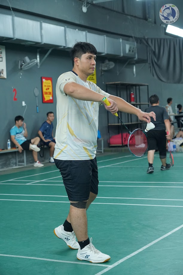 Kỹ Thuật Phát Cầu Trái Tay