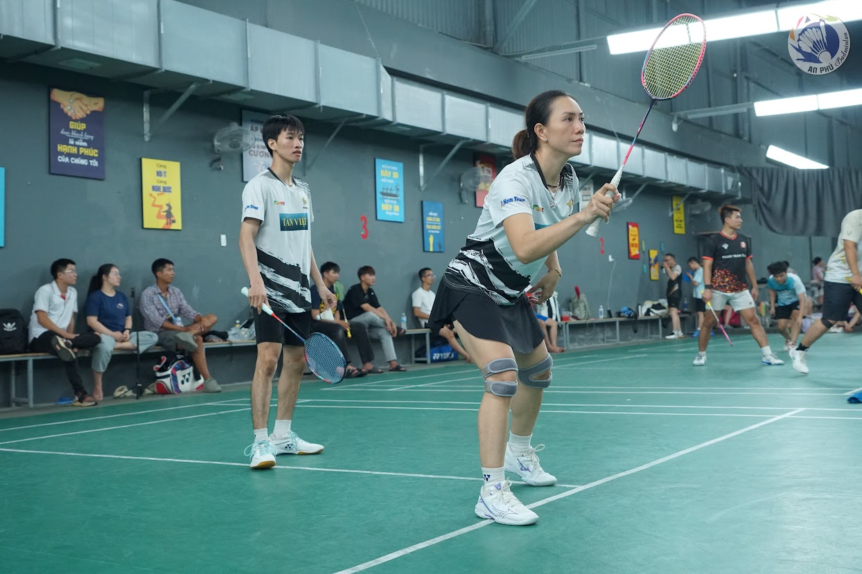 Kỹ Thuật Phát Cầu Trái Tay