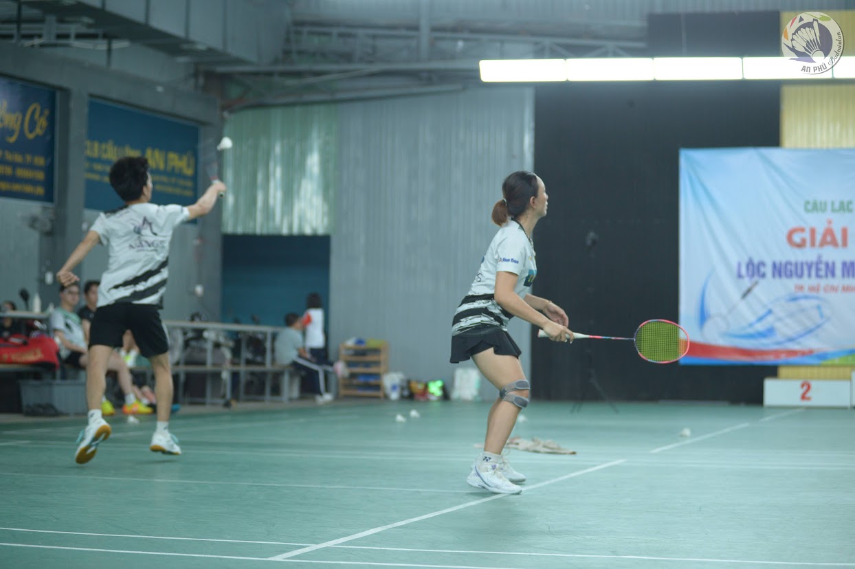 Kỹ Thuật Phát Cầu Trái Tay