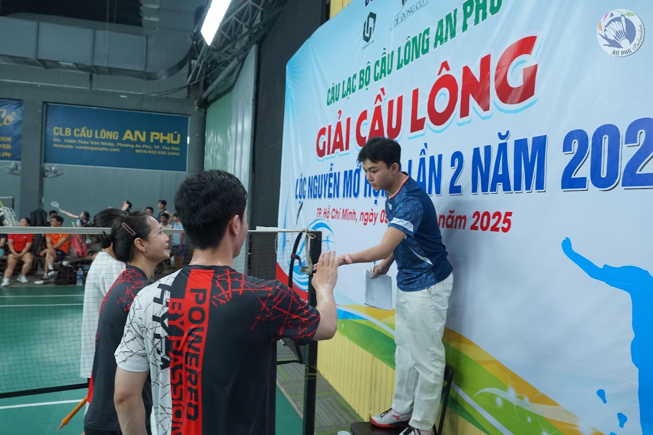 Tìm Hiểu Kỹ Thuật Thủ Cầu Lông Toàn Diện